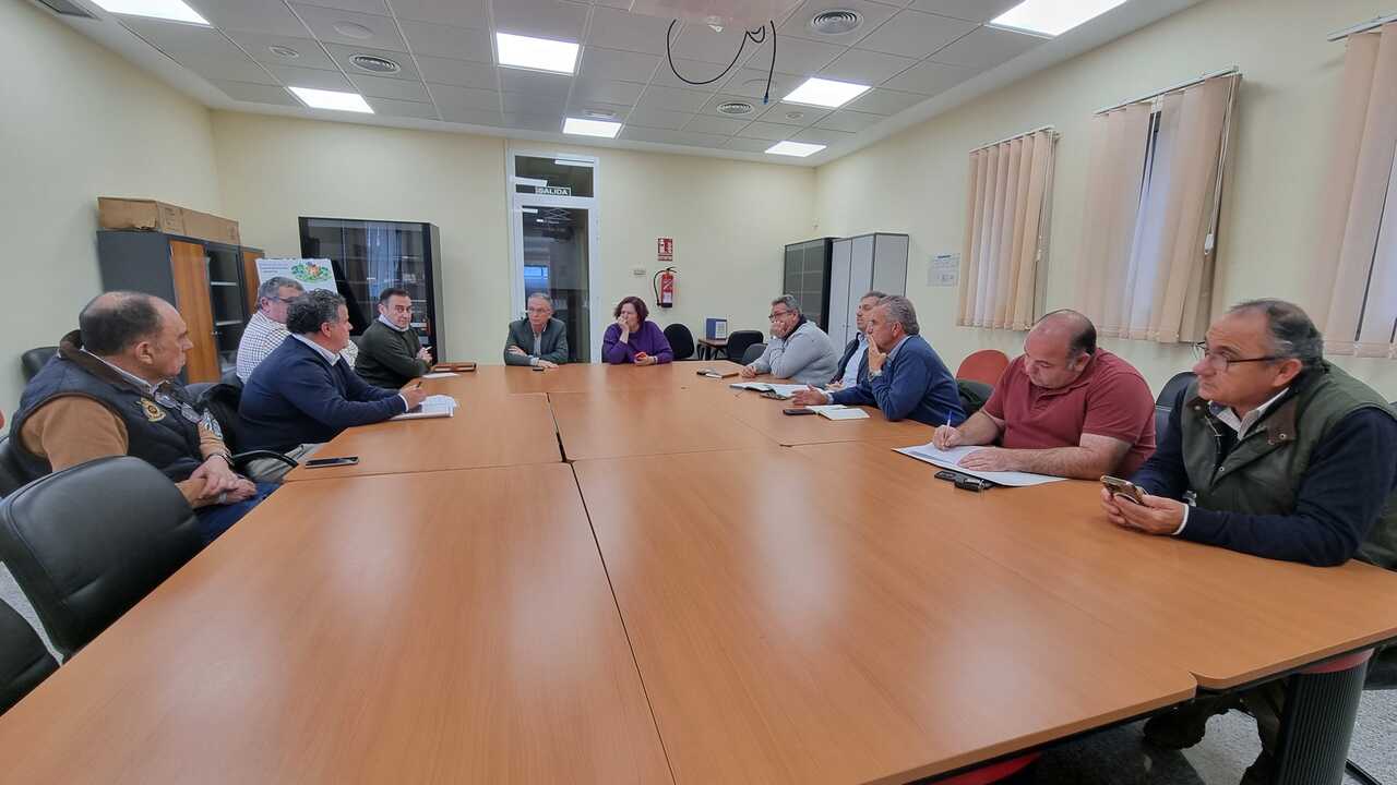 El delegado del Gobierno en Extremadura, José Luis Quintana Álvarez, y la secretaria de Estado de Agricultura y Alimentación, Begoña García Bernal, se han reunido esta mañana con comunidades de regantes para conocer los daños ocasionados por las borrascas en las provincias de Cáceres y Badajoz (Foto Delegación del Gobierno en Extremadura)