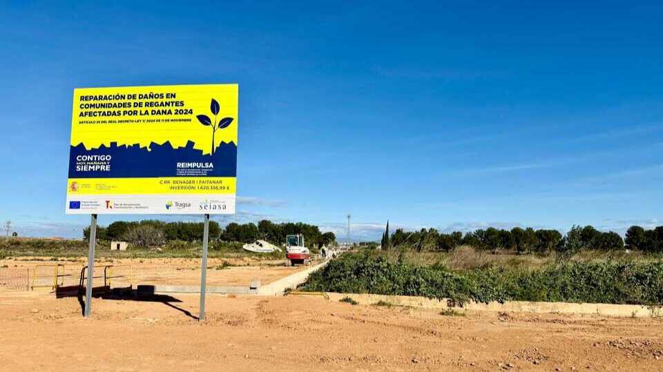 Cartel de las obras de recuperación de siete de las nueve acequias del Tribunal de las Aguas de Valencia dañadas como consecuencia de la DANA (Foto MAPA)