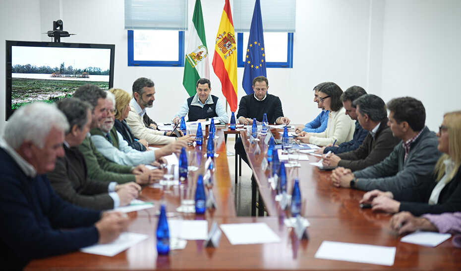 El presidente de la Junta y el comisario europeo de Agricultura, durante la reunión mantenida con empresarios agrícolas de Jerez (Foto Junta de Andalucía)