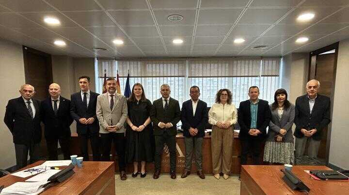 El presidente de la Comunidad de Regantes de Librilla, Francisco Provencio García, con los miembros de la Comisión Especial de Estudio sobre la situación del Trasvase Tajo-Segura tras las últimas medidas anunciadas por el Miteco (Foto Asamblea Regional)