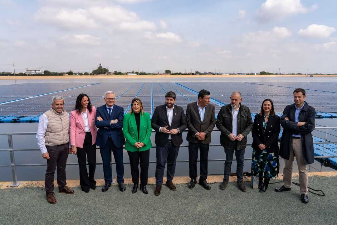 Autoridades y regantes en la inauguración de la planta fotovoltaica flotante de la CRCC (Foto Ayto Cartagena)