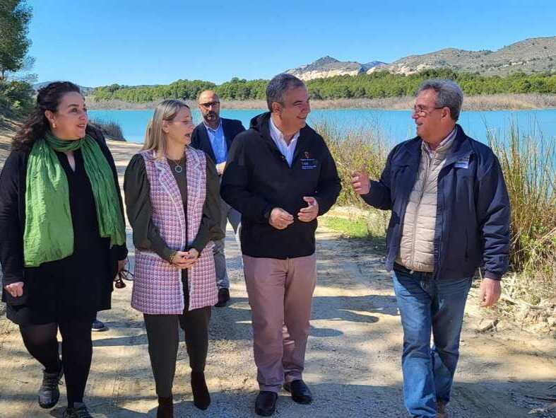 El consejero de Medio Ambiente, Universidades, Investigación y Mar Menor, Juan María Vázquez, junto a la alcaldesa de Cehegín, Alicia del Amor, en los aledaños del embalse de Argos (Foto CARM)