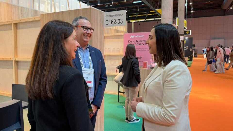 Rubira visitando a una de las empresas participantes en la feria Alimentaria 2026 (Foto CARM)