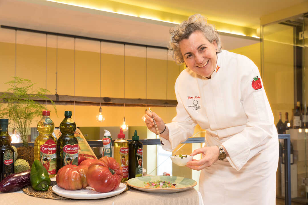 La chef Pepa Muñoz presenta el menú conmemorativo "160 Aniversario Carbonell" (Foto Deoleo)