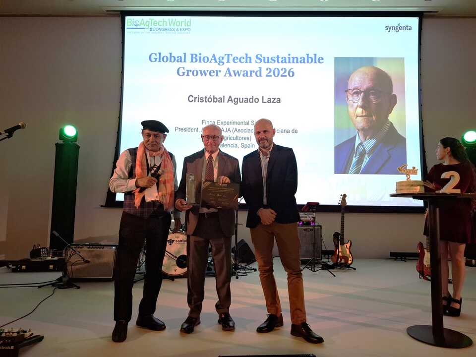 Cristóbal Aguado recoge el premio Sustainable Grower Award 2026 concedido a la Finca Experimental Sinyent (Foto Syngenta)