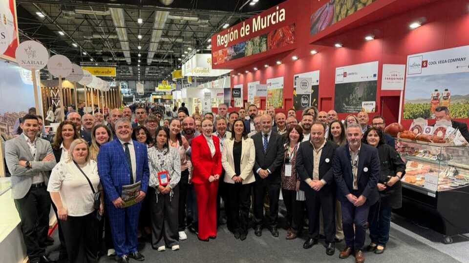 Representantes de las empresas presentes en la 39 edición de Salón Gourmets que se celebra en Madrid, junto a la consejera Sara Rubira (Foto CARM)