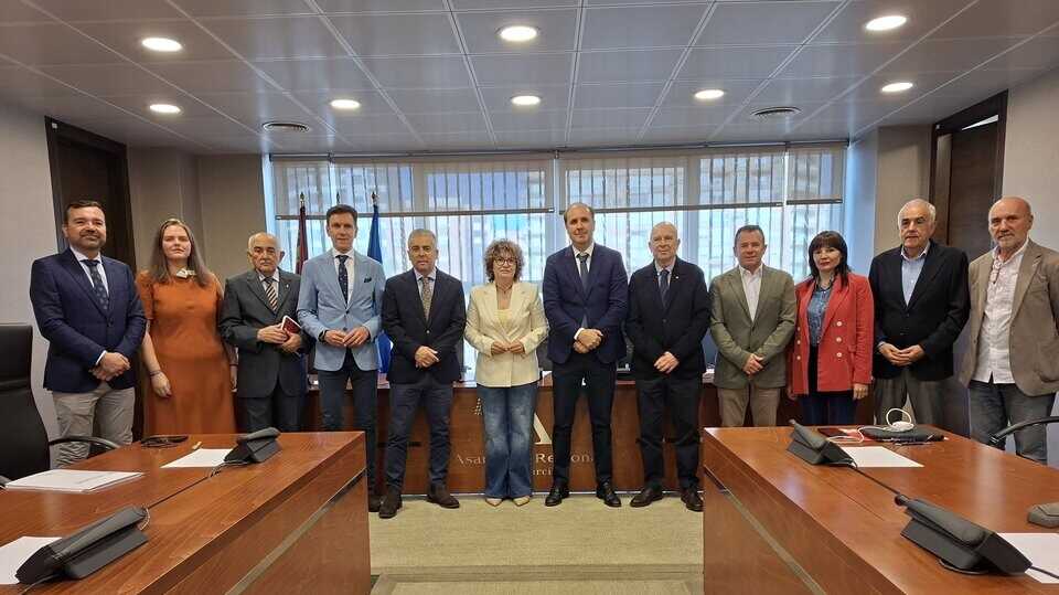 Miembros de la Comisión del Trasvase (Foto Grupo Parlamentario Popular en la Asamblea Regional)