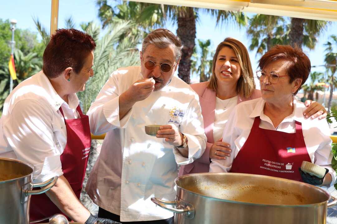 Juan Roca prueba las pelotas galileas de Pozo Estrecho (Foto Ayto Cartagena)
